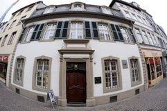 Das Karl-Marx-Haus in der Brückenstraße 10 in Trier, aufgenommen am Dienstag (11.03.2008). In dem Geburtshaus des revolutionären Denkers befindet sich heute das Karl-Marx-Museum der Friedrich-Ebert-Stiftung. (Foto: dpa)
