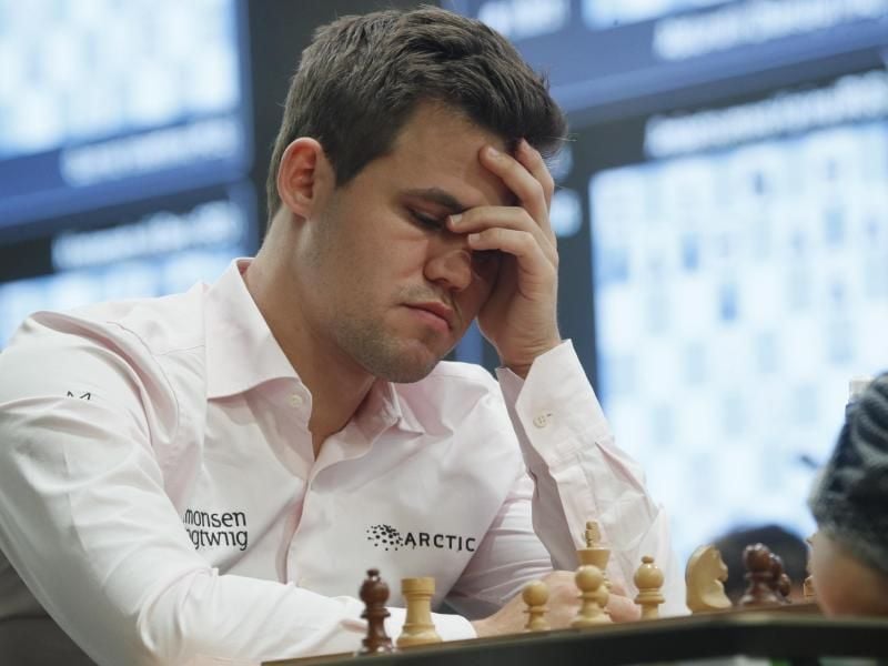 Misst sich mit seinen Konkurrenten vor der heimischen Webcam: Schachweltmeister Magnus Carlsen. Foto: Dmitri Lovetsky/AP/dpa
