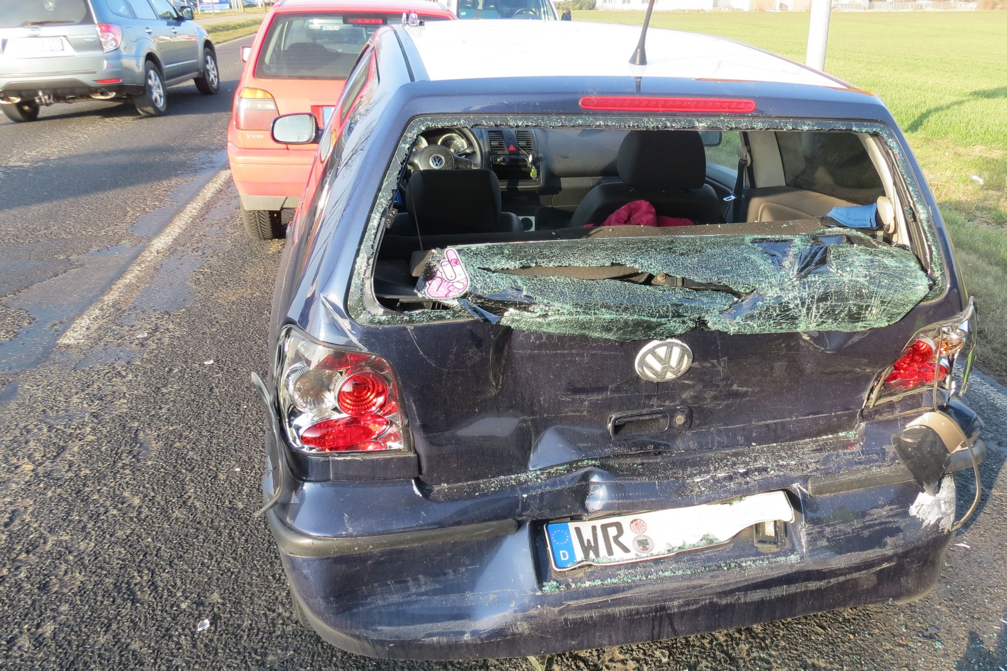 Bei dem Unfall wurden die Fahrerin und ihre zwei Insassen leicht verletzt.