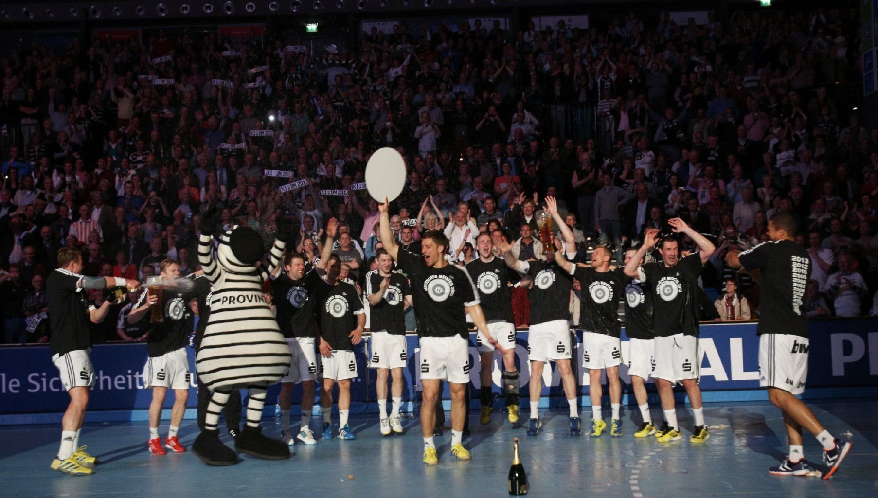 Kiels Spieler feiern ihren Sieg gegen die Rhein-Neckar Löwen und den vorzeitigen Gewinn der Meisterschaft.