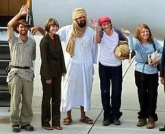 Die letzten 14 der insgesamt 32 Sahara-Geiseln, darunter 16Deutsche, werden sechs Monate nach ihrer Entführung in deralgerischen Wüste und zähen Verhandlungen im Nordosten Malis am 18. August 2003 freigelassen. Die algerische Armee hat nach offiziellen Angabeneine Terrorgruppe mit Verbindung zu den Sahara-Geiselnehmern desvergangenen Jahres zerschlagen. (Foto: dpa)