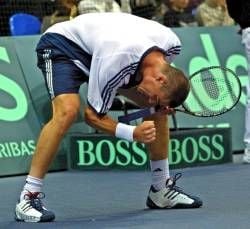 Marat Safin bejubelt seinen Sieg, der den