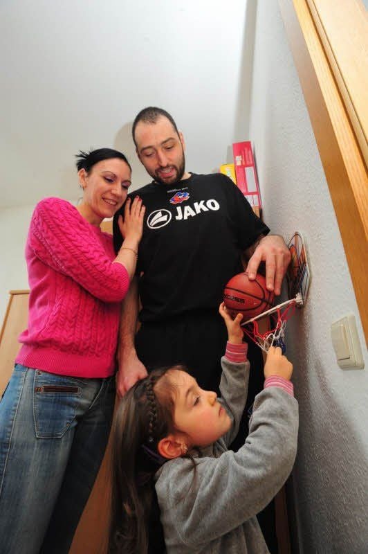 Früh übt sich: Alexandra Pantelic kann im Kinderzimmer am Basketballset üben.