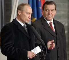 Gemeinsam erläutern Bundeskanzler Gerhard Schröder (r) und der russische Präsident Wladimir Putin am Sonntag (09.02.2003) in Berlin die Ergebnisse ihres vorangegangenen Treffens. Putin fliegt am Montag zu weiteren politischen Gesprächen nach Paris. (Foto: dpa)