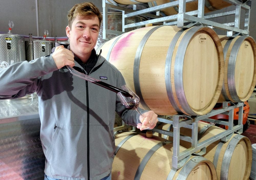 Mit dem Weinheber nimmt Küfermeister Johannes Zwicker eine Probe des im Barrique gelagerten Rotweins Dornfelder.