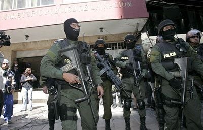 Die Sondereinheit der Polizei war in das Hotel «Las Américas» in Santa Cruz eingedrungen. Als die Verdächtigen sie bemerkten, hätten sie das Feuer eröffnet und auch Sprengstoff eingesetzt. (FOTO: DPA)