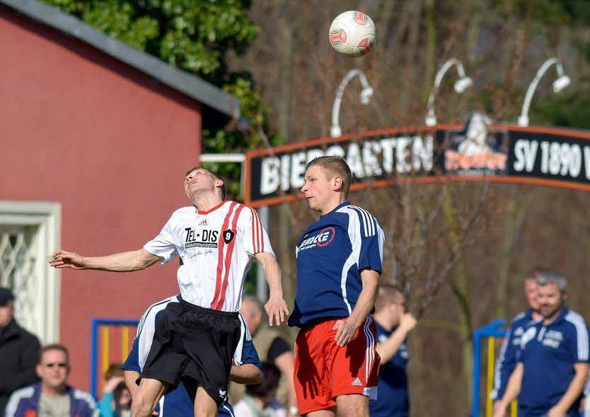 Kopfballduelle, wie hier von Marcel Fricke (r.) gegen Steven Boas, werden auch Samstag wieder auf dem Wolfsberg zu sehen sein.