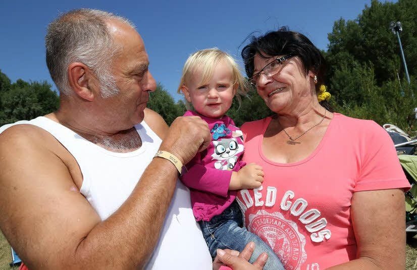 Klaus Baum, Karola Schmidt und Enkelin Pia finden das Festival „klasse“.
