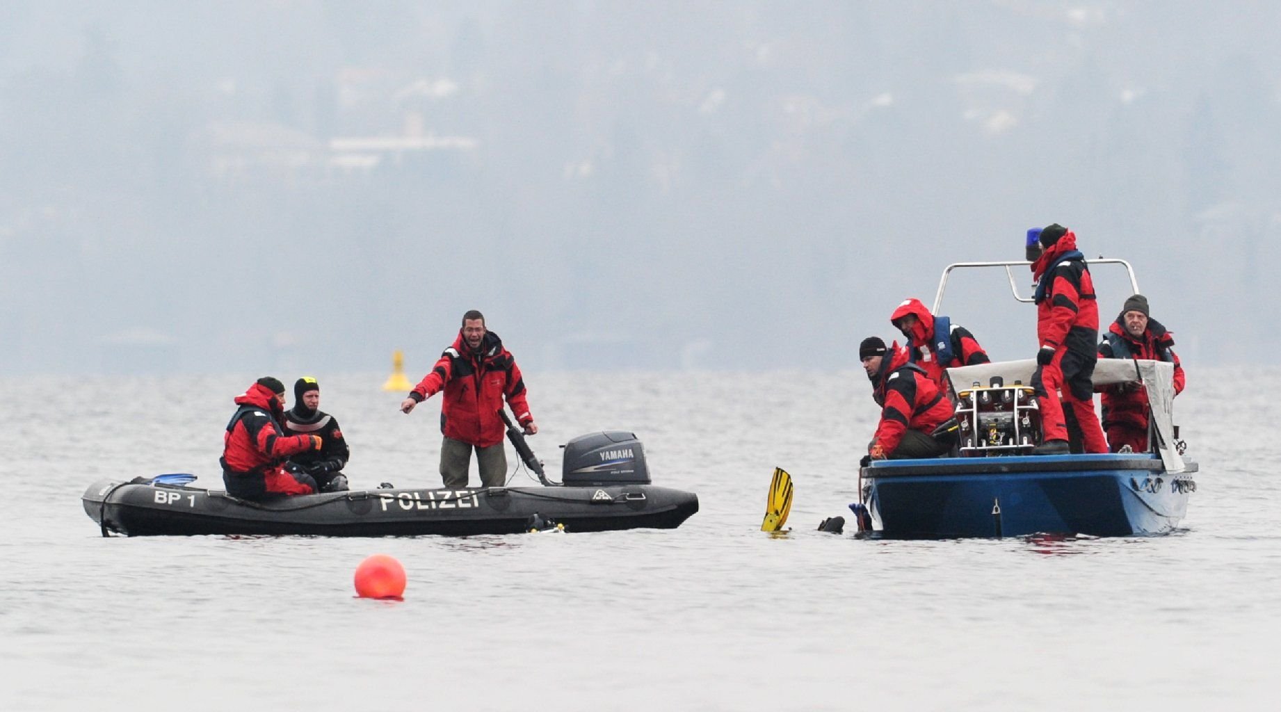 Einsatzkräfte der Polizei bergen am 24. März in Allmannshausen (Bayern) am Starnberger See einen toten Taucher.