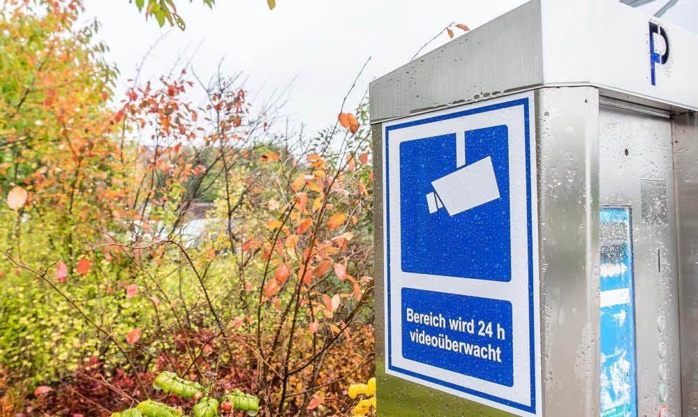 Eine Reaktion auf die sich häufenden Fälle von beschädigten Autos in Bad Schmiedeberg: Kur-Parkplätze werden videoüberwacht. Zur Sicherheit verweist das Eisenmoorbad überdies darauf, dass das Parken auf eigene Gefahr erfolgt.