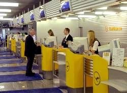 Lufthansa-Schalter auf dem Franklfurter Flughafen (Foto: dpa)