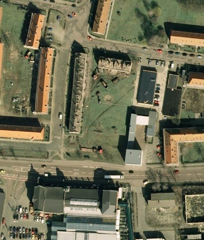 Das Grundstück von oben (2007) mit den inzwischen abgerissenen alten Häusern (grau)