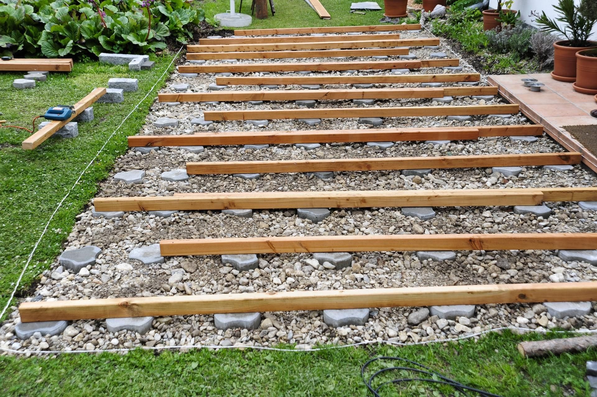 Sieht schwierig aus, ist aber für Heimwerker durchaus zu bewältigen: Für eine Holzterrasse wird zunächst ein so genanntes Punktfundament benötigt, auf dem dann Balken für die Unterkonstruktion befestigt werden.