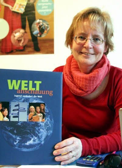 Kathrin Reiher zeigt das Buch, was jeder Jugendweihling erhält.
