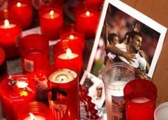 Kerzen stehen vor dem Foto des Fußballprofis Antonio Puerta. Der Spieler von GC Sevilla starb im Alter von 22 Jahren an Herzstillstand. (Foto: dpa)