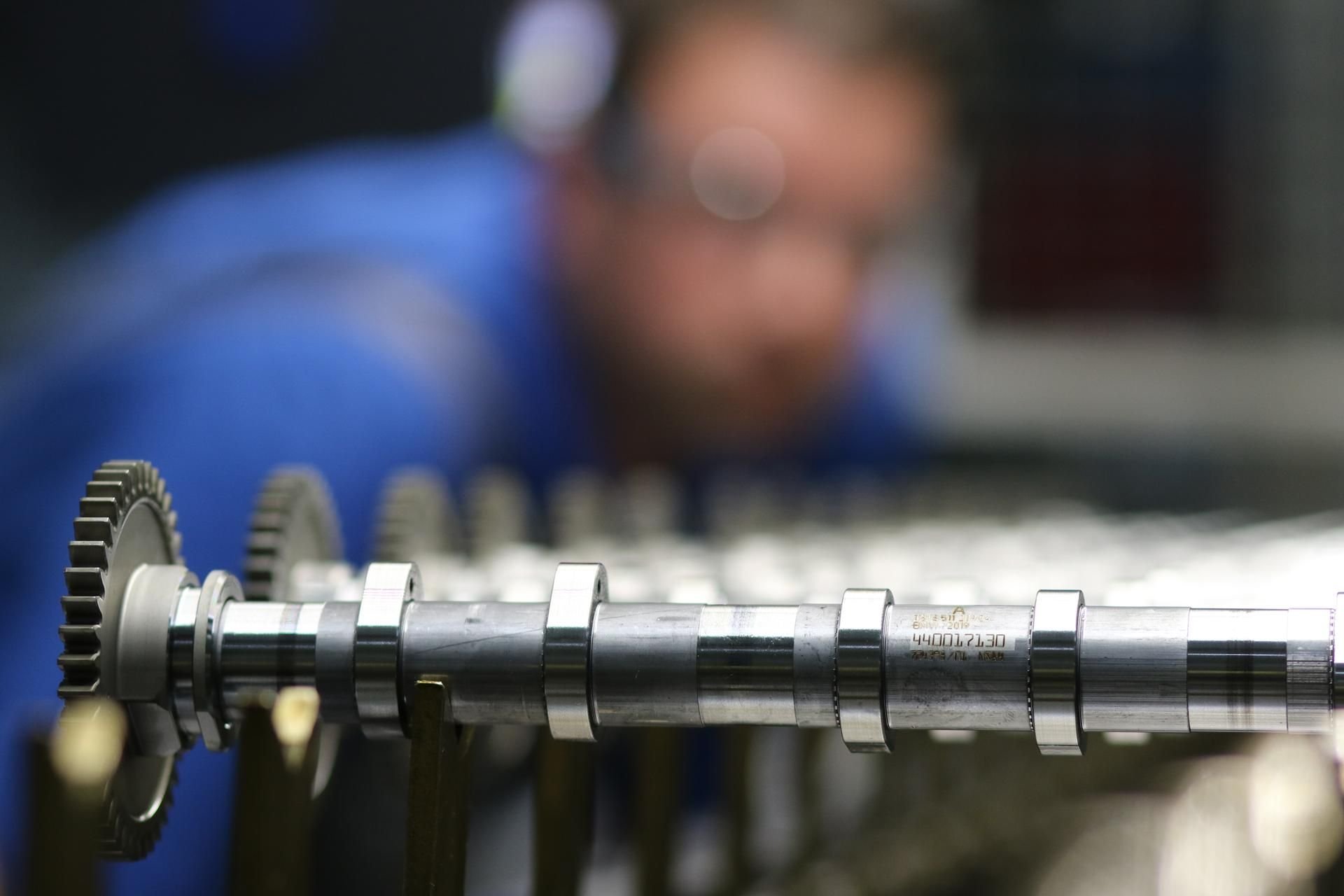 Ein Mitarbeiter von Thyssenkrupp in Ilsenburg überprüft Nockenwellen für ein Fahrzeug der Marke BMW.