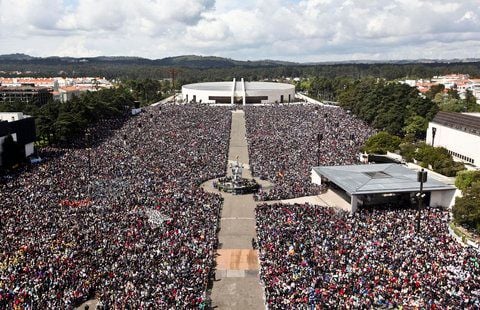 Eine gewaltige Menschenmenge feierte vor der Basilika von Fátima, einem Wallfahrtsort in Portugal, eine heilige Messe. (FOTO: DPA)