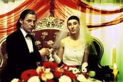 Birol Uenel als Cahit Tomruk und Sibel Kekilli als Sibel in dem preisgekroenten Drama "Gegen die Wand" von Fatih Akin. Um den Zwaengen ihrer strengen und traditionsbewussten Familie zu entkommen, geht eine junge Tuerkin eine Scheinehe mit einem Alkoholiker ein. Als dieser sich in seine Ehefrau verliebt, kommt es zur Katastrophe. (Foto: timebandits film/ddp)