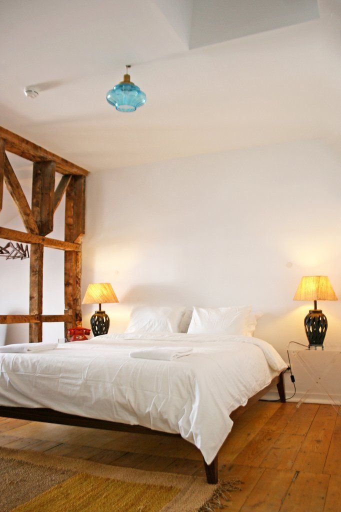 Die Zimmer sind schlicht, aber schick eingerichtet.
