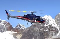 Der französische Testpilot Didier Delsalle (48) ist als erster Mensch mit einem Hubschrauber auf dem «Dach der Welt» gelandet. Delsalle setzte seinen Eurocopter Ecureuil/AStar in 8850 Metern Höhe auf dem Mount Everest im Himalaja-Königreich Nepal auf. (Foto: dpa)