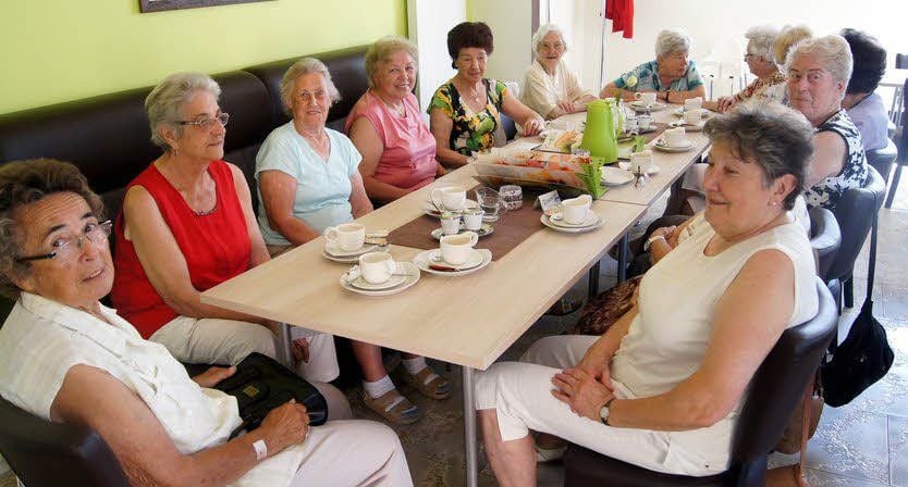 Die Besucherinnen des Elsteraner Seniorenklubs treffen sich regelmäßig im Bootshaus. Am Dienstag aber im Eiscafé in Elster.