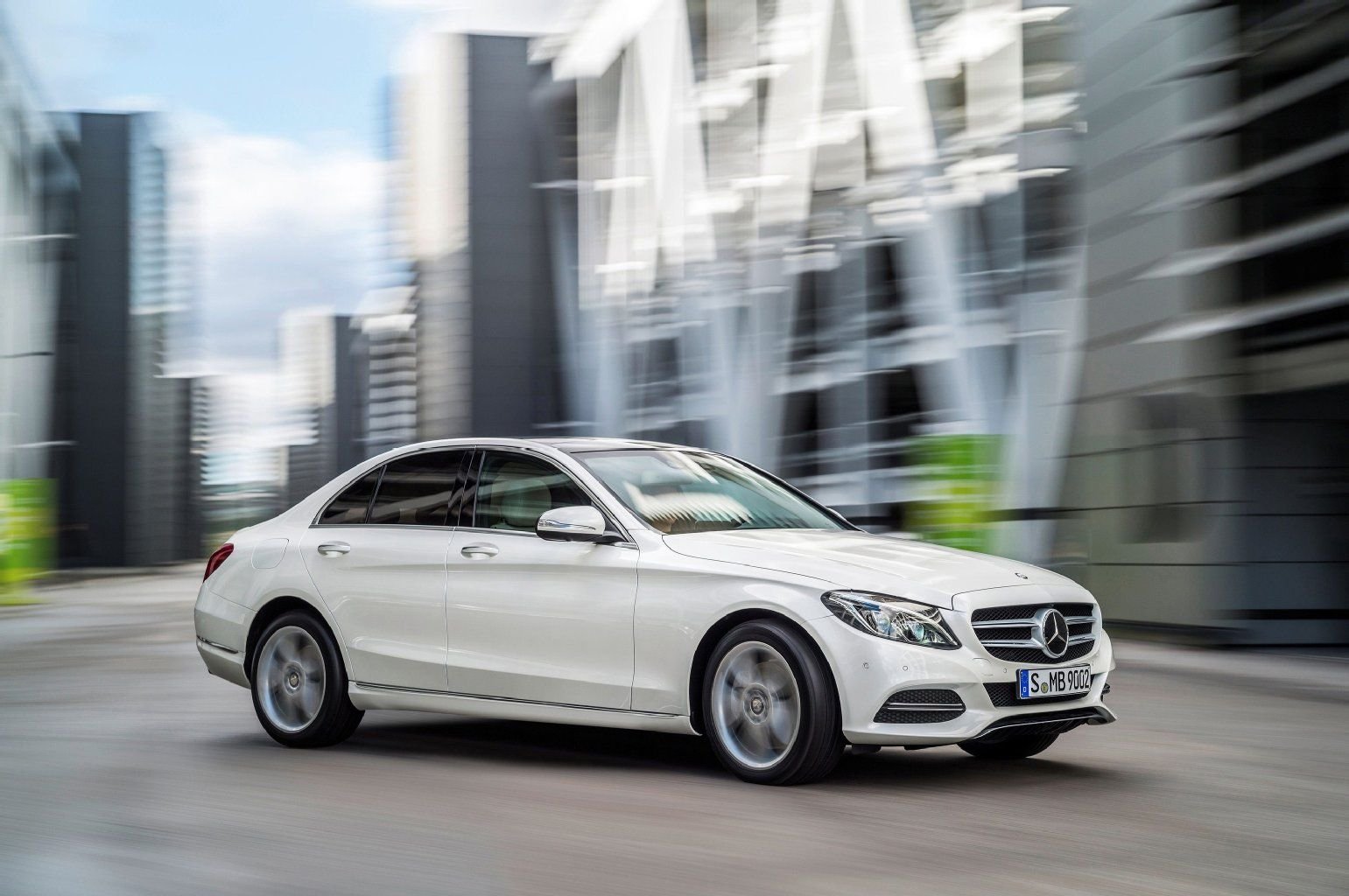 Die neue Mercedes C-Klasse feiert auf der Detroit Auto Show in Detroit Premiere und steht ab März 2014 bei den Händlern.