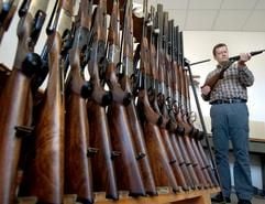 In der Suhler Jagd- und Sportwaffen GmbH kontrolliert der Entwicklungsingenieur Peter Sokolowski am 17.09.2004 die Qualität einer fertigen Jagdwaffe. Das Unternehmen, hervorgegangen aus einem DDR-Kombinat mit ehemals 2.500 Beschäftigten, sieht sich im Aufwärtstrend nach Jahren des Niedergangs der traditionsreichen Branche und des Verlustes von hunderten Arbeitsplätzen. Die Suhler Jagd- und Sportwaffen GmbH meldet ein Umsatzplus von 25 Prozent, volle Auftragsbücher und denkt an Neueinstellungen. Die Handwerkskunst der Waffenherstellung ist in der südthüringischen Stadt Suhl seit mehr als 450 Jahren gereift. (Foto: dpa)