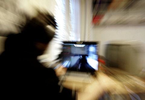 Jungen verfallen der Sucht, am Computer endlos zu spielen. Mädchen werden eher abhängig von sozialen Netzwerken. (FOTO: DAPD)