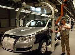 In der Volkswagen Sachsen GmbH in Zwickau/Mosel arbeitet am Freitag (18.03.2005) während eines Pressetermins der Mitarbeiter Uwe Jabs in der Endmontage des neuen VW Passat. (Foto: dpa)