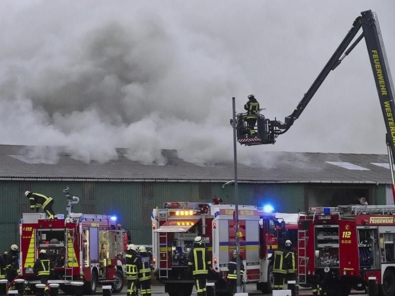 Mehrere Löschzüge löschen den Brand einer Bootshalle am Hafen im Sylter Ortsteil Munkmarsch. Foto: Volker Frenzel