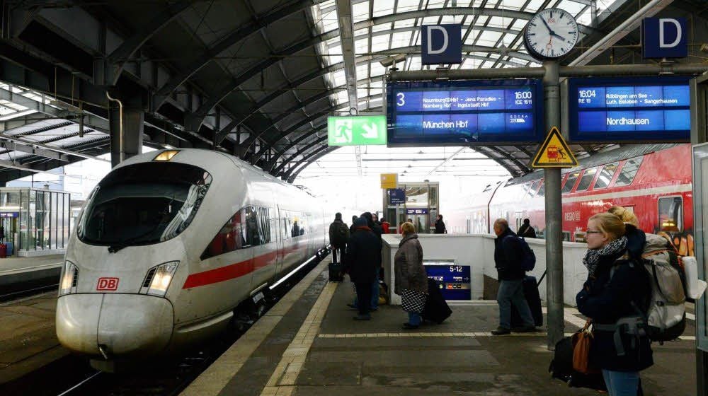 So bald nicht mehr zu sehen: Im halleschen Hauptbahnhof wartet ein ICE auf die Abfahrt nach München.