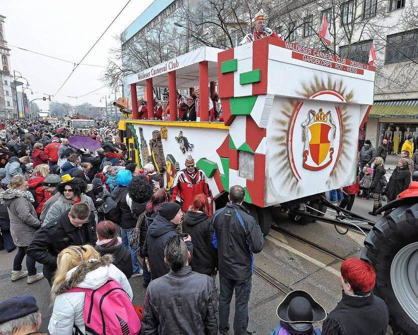Die Wagen vom WCC sind beim Rosensonntagsumzug durch Dessau immer eine Augenweide und werden dicht umringt.