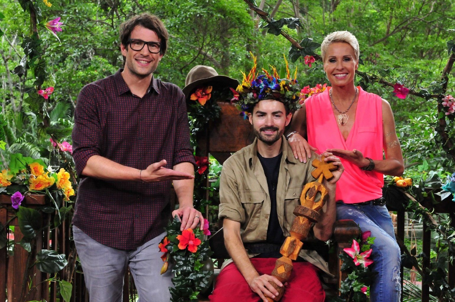 Dschungelkönig 2016: Menderes Bagci mit Sonja Zietlow und Daniel Hartwich. Alle Infos zu 'Ich bin ein Star - Holt mich hier raus!' im Special bei RTL.de: www.rtl.de/cms/sendungen/ich-bin-ein-star.html