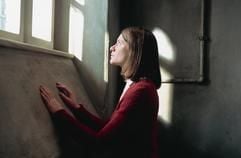 Sophie Scholl (gespielt von Julia Jentsch) wird nach ihrer Flugblatt-Aktion in der Münchener Universität festgenommen und eingesperrt. (Foto: dpa)