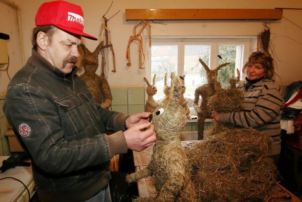 Peter Gorczak baut Holz-Grundgestelle der Osterhasen