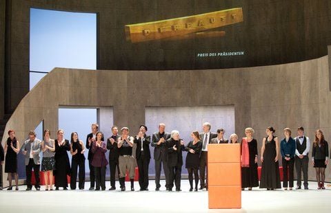 Vertreter der 24 Landesbühnen nehmen im Aalto-Theater in Essen stellvertretend für ihre Häuser den Theaterpreis «Der Faust» in der Kategorie «Preis des Präsidenten» von Bühnenvereinspräsident Klaus Zehelein (M.) entgegen. (FOTO: DPA)