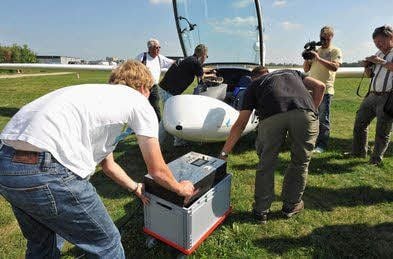 Einmal volltanken, bitte: Auf dem Dessauer Flugplatz landete am Donnerstag ein Elektroflugzeug und füllt seine Batterien für den Weiterflug.