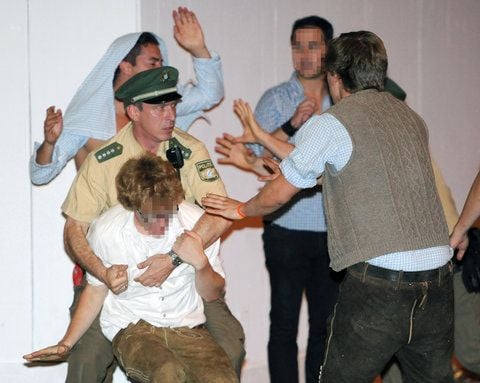 Polizisten greifen am 17. September auf dem Oktoberfest in München in eine Schlägerei ein. Egal ob Mann oder Frau - mit steigendem Alkoholpegel fallen oft die Hemmungen. (FOTO: DPA)