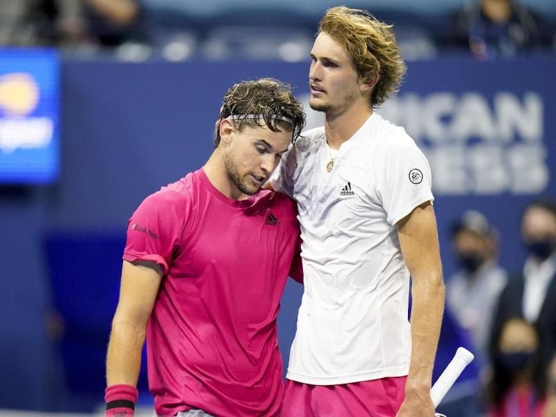 Trotz Hygiene-Vorschriften: Dominic Thiem (l) und Alexander Zverev umarmen sich nach dem Spiel. Foto: Frank Franklin II/AP/dpa