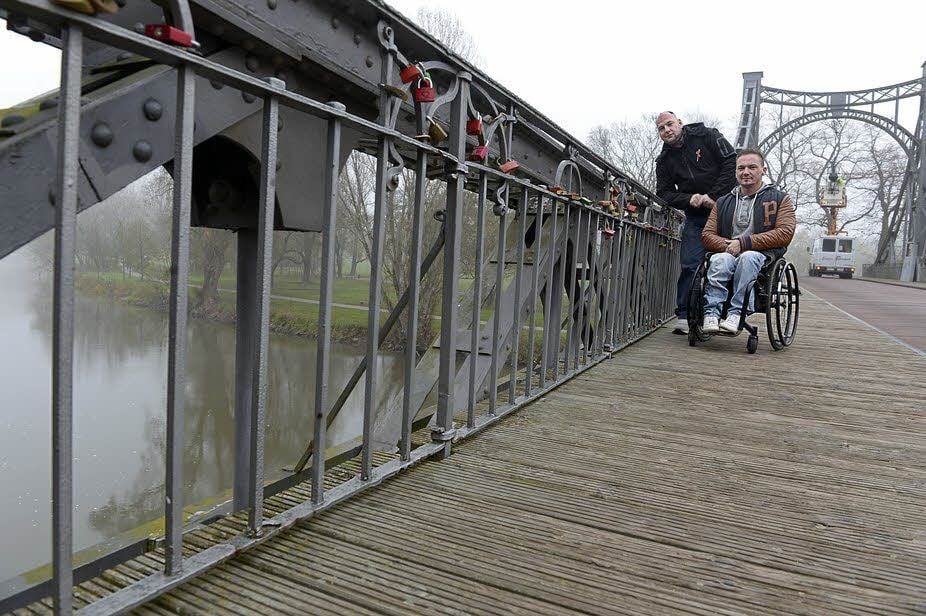 Ronnsen Behrens (links) und Sebastian Grumbach an der ruhig im Nebel liegenden Saale. Bei der Flut Im Juni engagierten sie sich als Helfer.