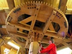 Ein Handwerker schraubt am Freitag (28.03.2003) an einem der Getrieberäder der historischen Mühle im Park Sanssouci in Potsdam. (Foto: dpa)