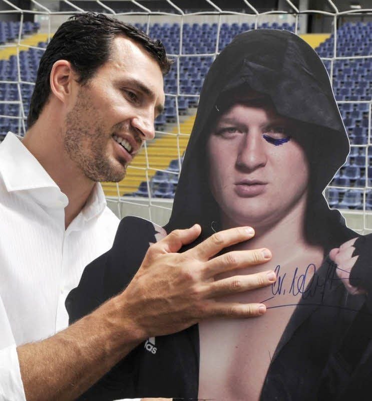 2010 posierte Klitschko mit einer Pappfigur Powetkins auf einer Pressekonferenz.
