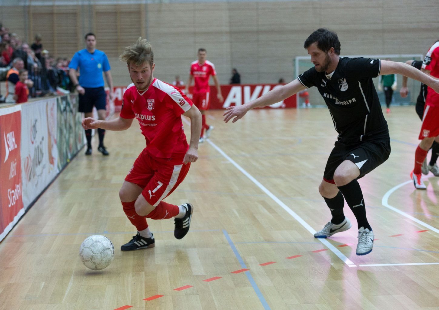 HFC-Abwehrspieler Florian Brügmann (l.) im Kampf um den Ball mit Ammendorfs Christian Kamalla (r.).