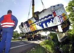 Ein Reisebus wird auf der A8 mit einem Kran