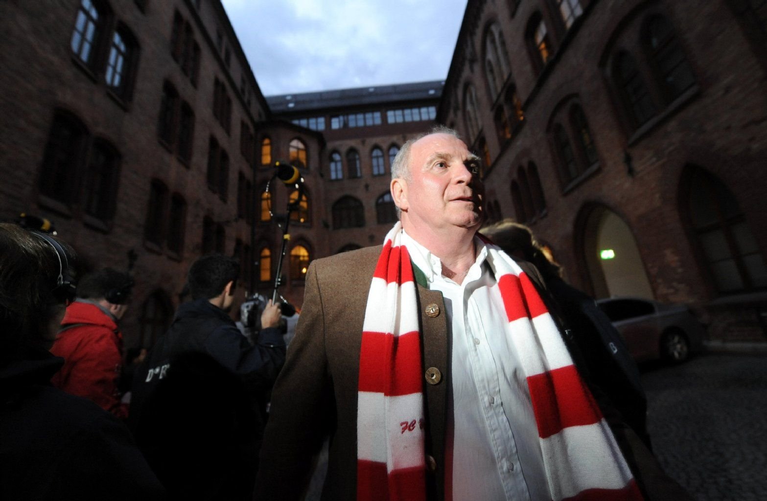 Der Präsident des FC Bayern München, Uli Hoeneß, kommt am 11.05.2013 in München (Bayern) bei der Meisterfeier am Rathaus an.