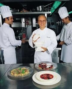 Star-Koch Heinz Beck betört nicht nur die Gastro-Kritiker mit seiner leichten mediterranen Küche.Er arbeitet im «La Pergola», dem kleinen, feinen Restaurant im Dachgeschoss des «Cavalieri Hilton» auf dem Monte Mario (Foto: dpa)
