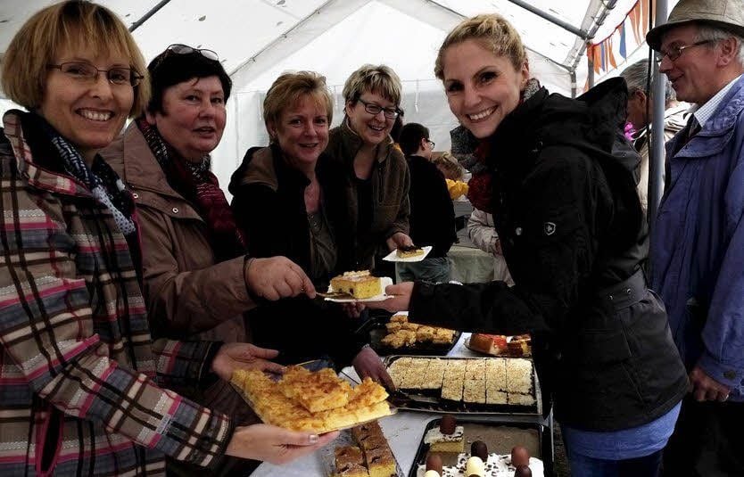 Boten beim Heimatfest in Zeitz-Hainichen Kaffee und Kuchen an: Cornelia Sahki, Monika Merkel, Elke Flister und Anke Müller (v.l.).