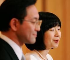 Sind seit Dienstag auch offiziell ein Paar: Die japanische Prinzessin Sayako (36) und ihr vier Jahre älterer Ehemann, der Stadtplaner Yoshiki Kuroda (Foto: dpa)