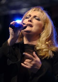 Veronika Fischer singt auf dem Marktplatz von Grimma auf der Bühne des Musikfestivals «Liederflut». (Foto: dpa)