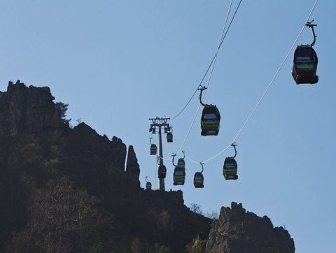 Blick über die schwebenden Kabinen der Seilbahn in Thale vor der Silhouette des Hexentanzplatzes. (FOTO: DPA)
